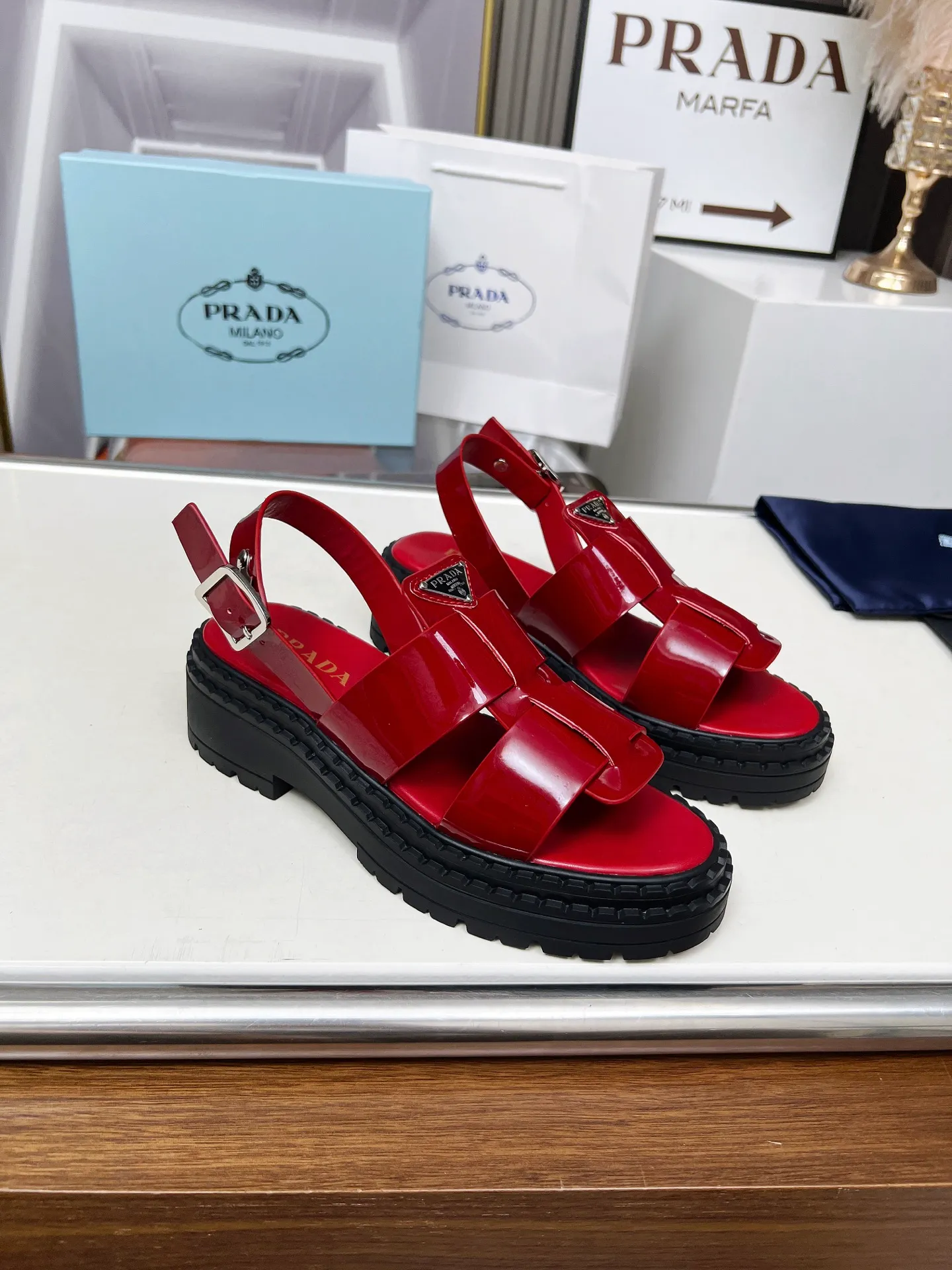 👟👟Ex-factory price 420👟👟 PRADA/Prada 25ss new spring and summer sandals. The simple design is probably the most popular thing about it. It is not the kind that is found on the street. It has its own brand personality. The fabric is made of calfskin and the lining is mixed sheepskin. Heel height: 4.5cm Size: #35-41 (35 41 custom-made is not returnable)